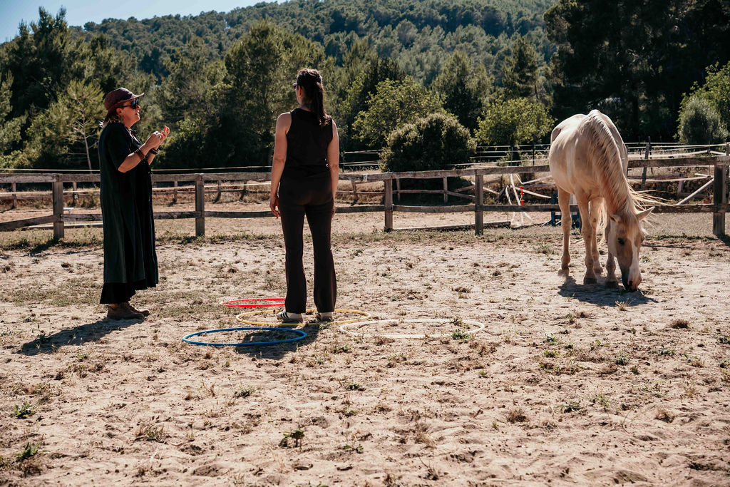 Joki with a participant and one of the horses in the Ibiza arena.